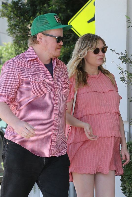 Pregnant KIRSTEN DUNST and Jesse Plemons Out for Lunch at Olive & Thyme in Los Angeles 03/29/2018