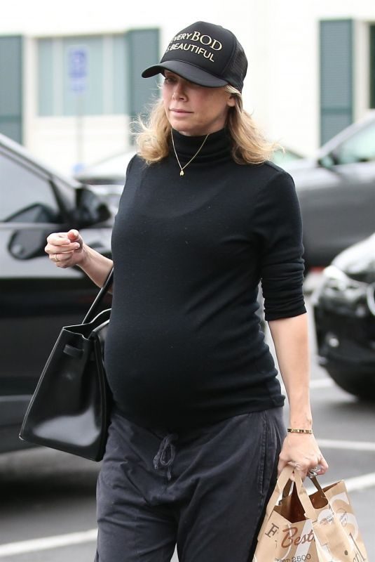 Pregnant KYM JOHNSON Shopping at Bristol Farms in Beverly Hills 03/20/2018