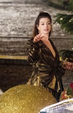 ANNE HATHAWAY and REBEL WILSON on the Set of THe Hustle in London 04/12/2018