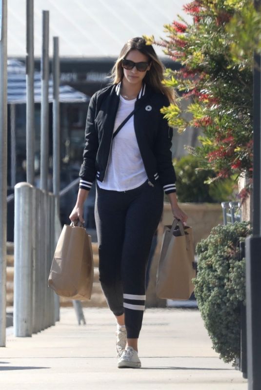 APRIL LOVE GEARY Shopping at Trancas Market in Malibu 04/27/2018