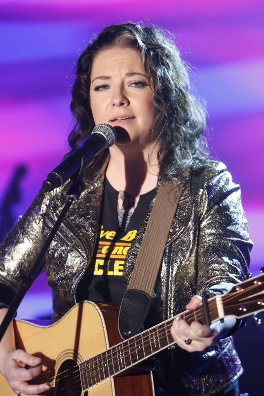 ASHLEY MCBRYDE Performs A Little Dive Bar in Dahlonega at Jimmy Kimmel Live 04/02/2018