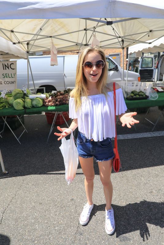 BRADY REITER Shopping at Farmer