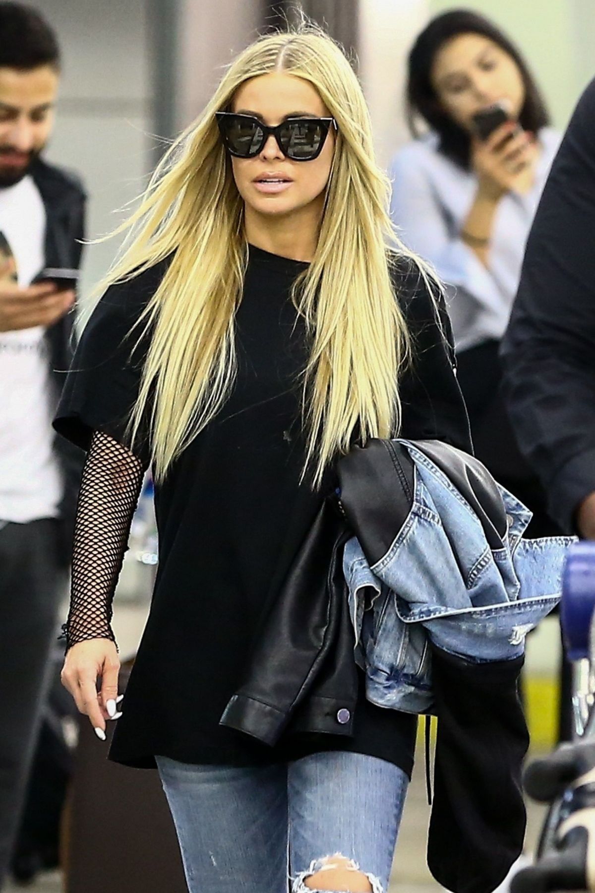 CARMEN ELECTRA Arrives at Airport in Miami 04/13/2018 – HawtCelebs