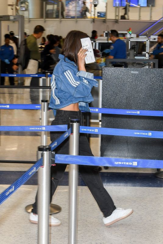 EMILY RATAJKOWSKI at Los Angeles International Airport 04/21/2018