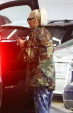 GWEN STEFANI Arrives at a Hospital in Los Angeles 04/06/2018