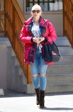 GWEN STEFANI Out for Breakfast in Los Angeles 04/12/2018