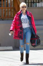 GWEN STEFANI Out for Breakfast in Los Angeles 04/12/2018