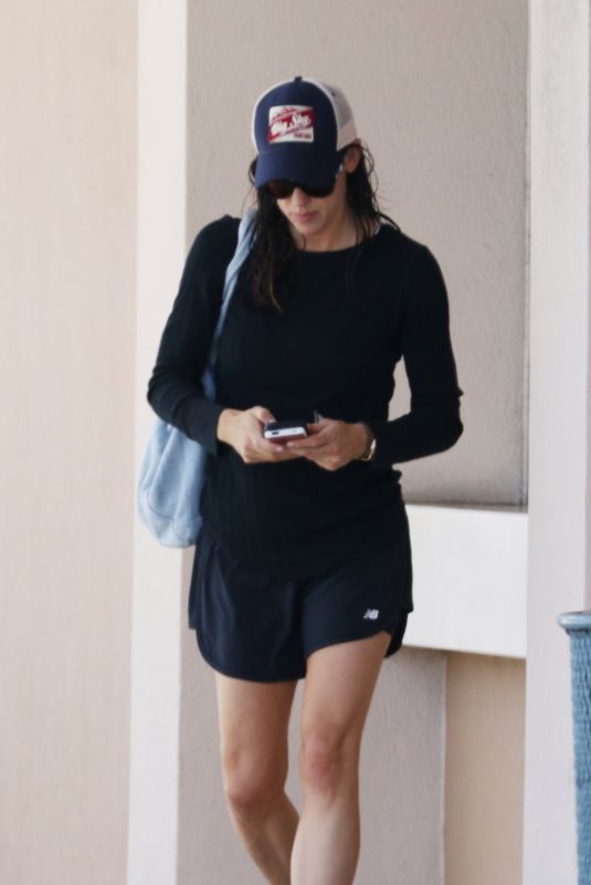 JENNIFER GARNER Out and About in Honolulu 03/30/2018
