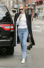 KARLIE KLOSS Arrives to Her Home in New York 04/11/2018
