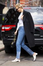 KARLIE KLOSS Arrives to Her Home in New York 04/11/2018