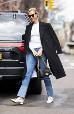 KARLIE KLOSS Arrives to Her Home in New York 04/11/2018