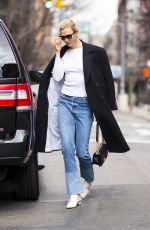 KARLIE KLOSS Arrives to Her Home in New York 04/11/2018