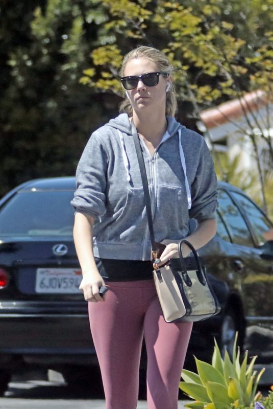 KATE UPTON Out and About in Beverly Hills 04/17/2018