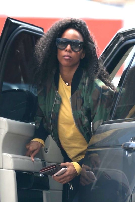 KELLY ROWLAND Shopping at Kitross Kids in West Hollywood 04/19/2018