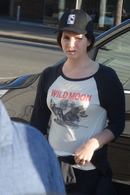 LANA DEL REY Out and About in Sydney 04/01/2018