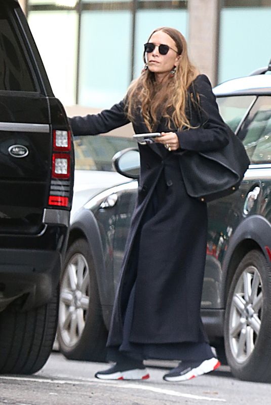MARY KATE OLSEN Leaves Her Office in New York 04/05/2018