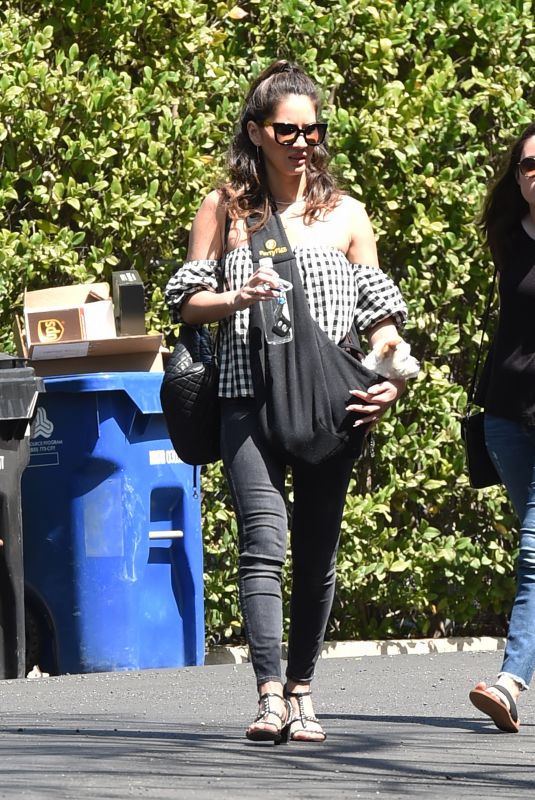 OLIVIA MUNN Outa nad About in Los Angeles 04/10/2018
