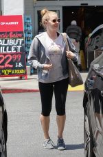 AMY ADAMS Shopping at Bristol Farms in Beverly Hills 05/17/2018