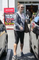 AMY ADAMS Shopping at Bristol Farms in Beverly Hills 05/17/2018