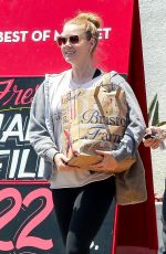 AMY ADAMS Shopping at Bristol Farms in Beverly Hills 05/17/2018