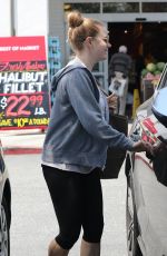 AMY ADAMS Shopping at Bristol Farms in Beverly Hills 05/17/2018