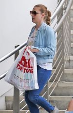 AMY ADAMS Shopping at Tom