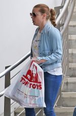 AMY ADAMS Shopping at Tom