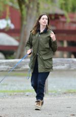 ANNE HATHAWAY at a Farm Stand in Easton 05/13/2018
