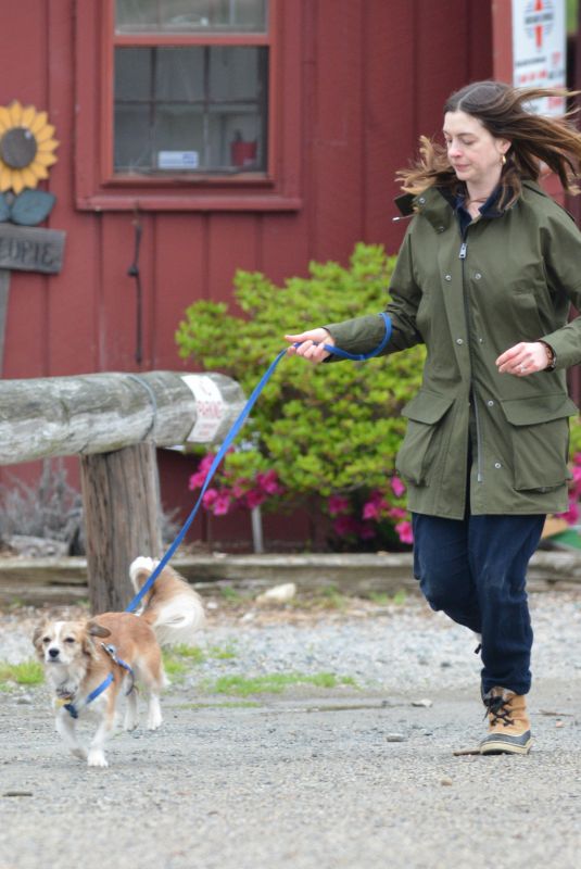 ANNE HATHAWAY at a Farm Stand in Easton 05/13/2018