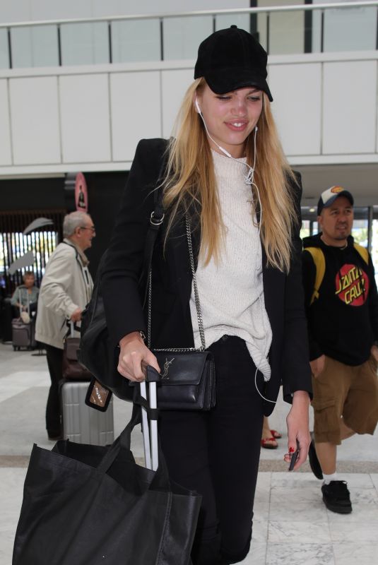 DAPHNE GROENEVELD at Nice Airport 05/18/2018