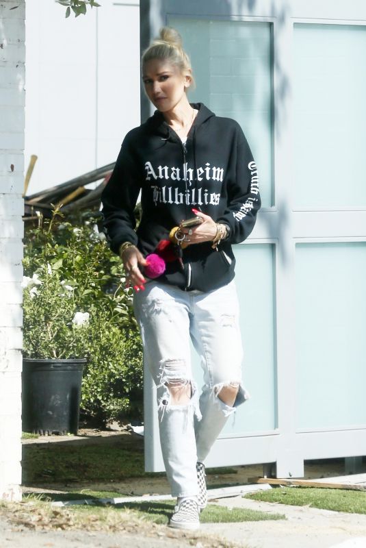 GWEN STEFANI Leaves Her Home in Encino 05/23/2018