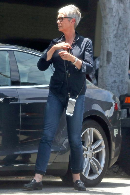 JAMIE LEE CURTIS Out and About in Beverly Hills 05/04/2018