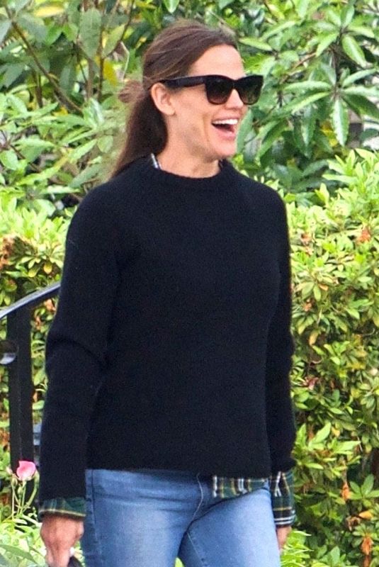 JENNIFER GARNER Out and About in Los Angeles 05/01/2018