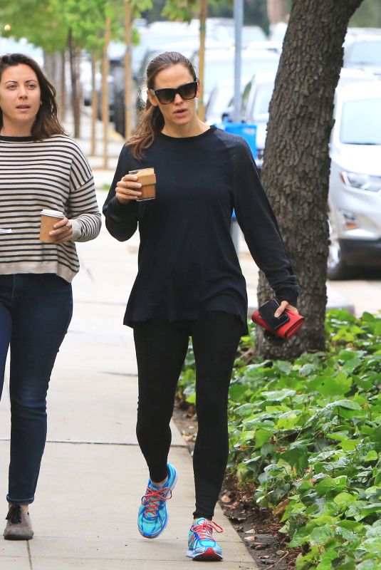 JENNIFER GARNER Out for Coffee in Brentwood 05/21/2018