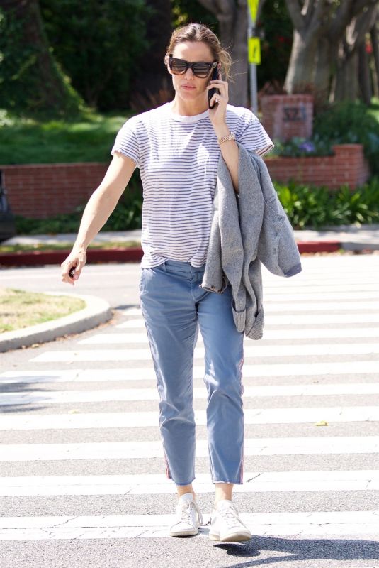 JENNIFER GARNER Out in Santa Monica 05/22/2018