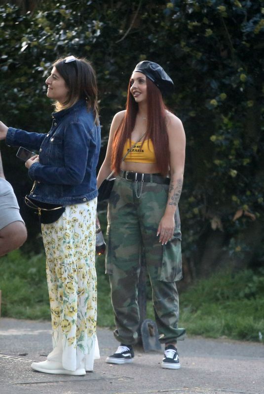 JESY NELSON Out for Picinc with Friends in Primrose Hill 05/05/2018