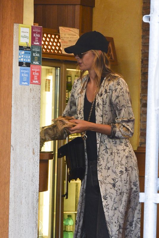 MARIA SHARAPOVA Out and About in Rome 05/12/2018