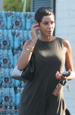 NICOLE MURPHY Shopping at Bristol Farms in Beverly Hills 05/14/2018
