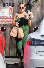 Pregnant KATE HUDSON Grabbing Some Smoothies in Brentwood 05/04/2018