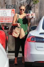 Pregnant KATE HUDSON Grabbing Some Smoothies in Brentwood 05/04/2018