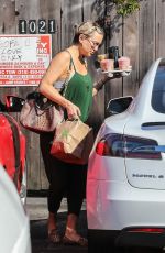 Pregnant KATE HUDSON Grabbing Some Smoothies in Brentwood 05/04/2018