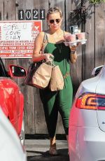 Pregnant KATE HUDSON Grabbing Some Smoothies in Brentwood 05/04/2018