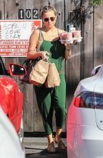 Pregnant KATE HUDSON Grabbing Some Smoothies in Brentwood 05/04/2018