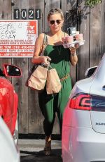 Pregnant KATE HUDSON Grabbing Some Smoothies in Brentwood 05/04/2018