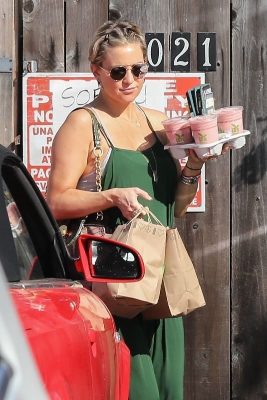 Pregnant KATE HUDSON Grabbing Some Smoothies in Brentwood 05/04/2018