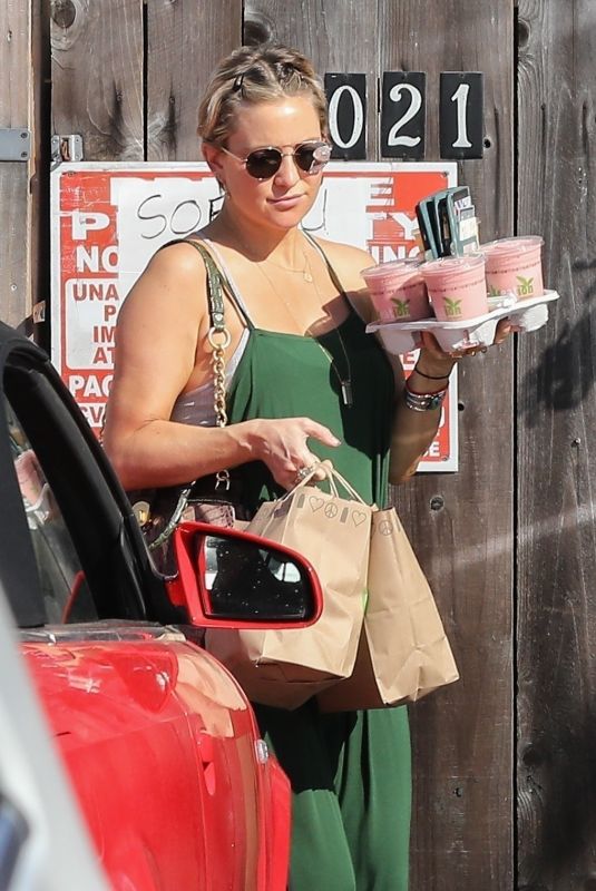 Pregnant KATE HUDSON Grabbing Some Smoothies in Brentwood 05/04/2018