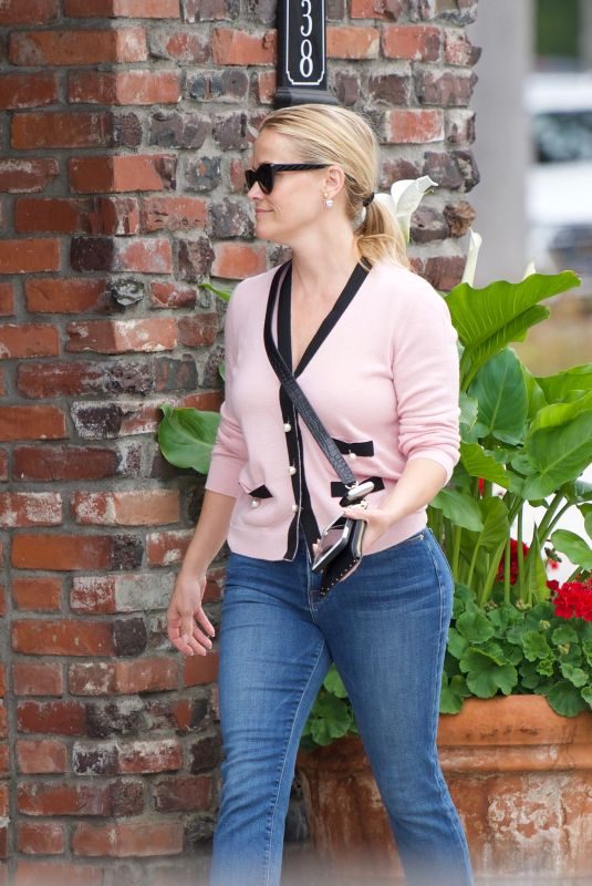 REESE WITHERSPOON Heading to a Spa in Los Angeles 05/19/201