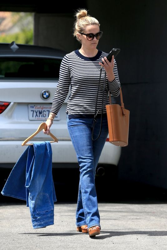 REESE WITHERSPOON Leaves a Fitting Studio in Beverly Hills 05/04/2018