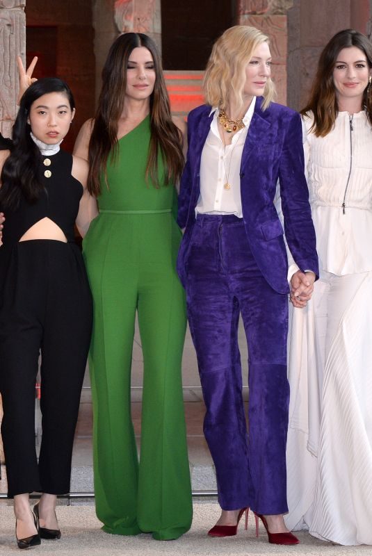 SANDRA BULLOCK, ANNE HATHAWAY, SARAH PAULSON, CATE BLANCHETT, AWKWAFINA and MINDY KALING, at Ocean’s 8 Photocall in New York 025/22/2018