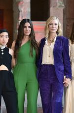 SANDRA BULLOCK, ANNE HATHAWAY, SARAH PAULSON, CATE BLANCHETT, AWKWAFINA and MINDY KALING, at Ocean